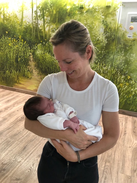 Atelier pratique d'apprentissage du portage physiologique en écharpe – © Bébé Coaching