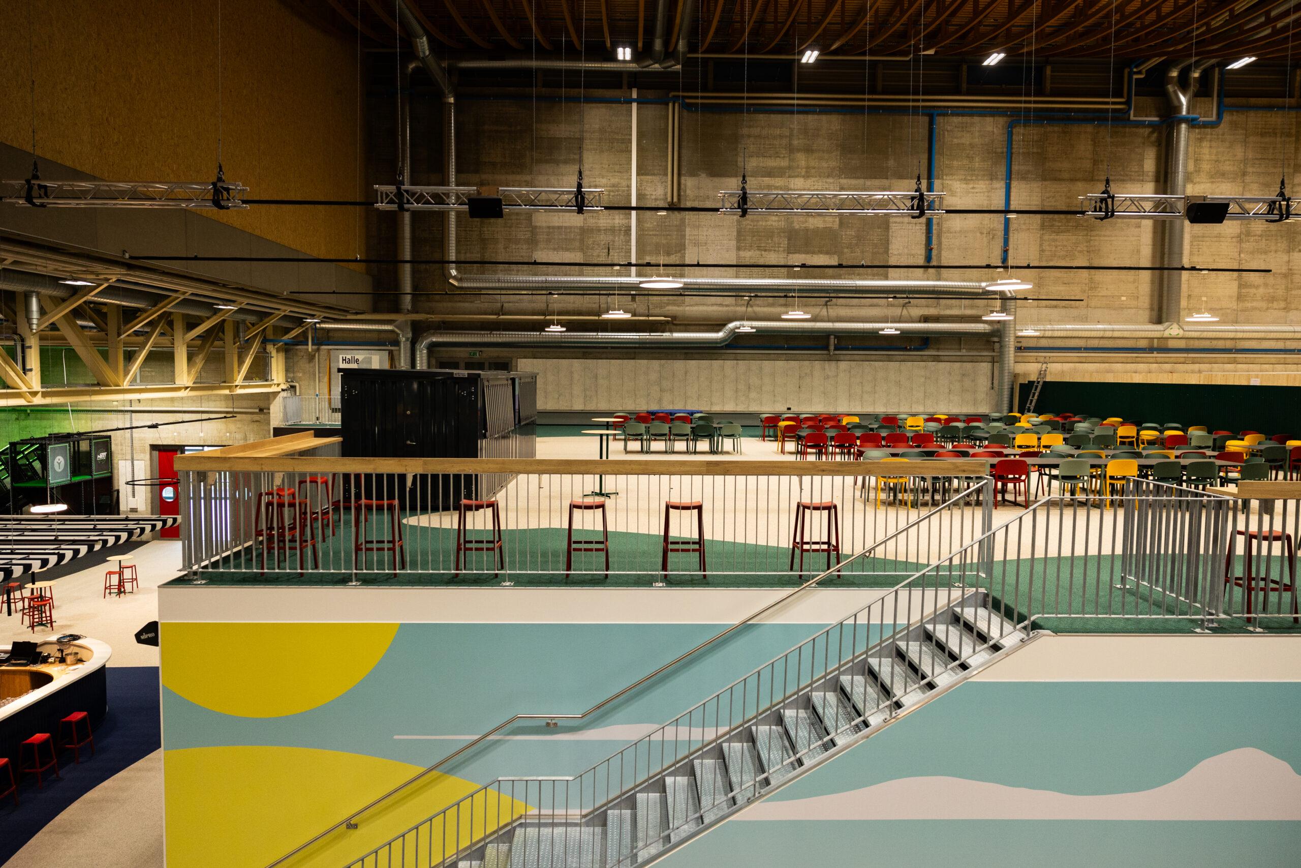 Espace bar et mezzanine avec vue sur les activités – © La Ruche