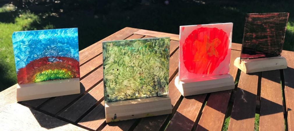 Créations artistiques d'enfants réalisées en technique de peinture sous verre – © Vitromusée Romont
