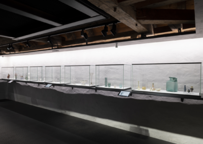 Section contemporaine dédiée aux sculptures et créations verrières d'artistes – © Vitromusée Romont
