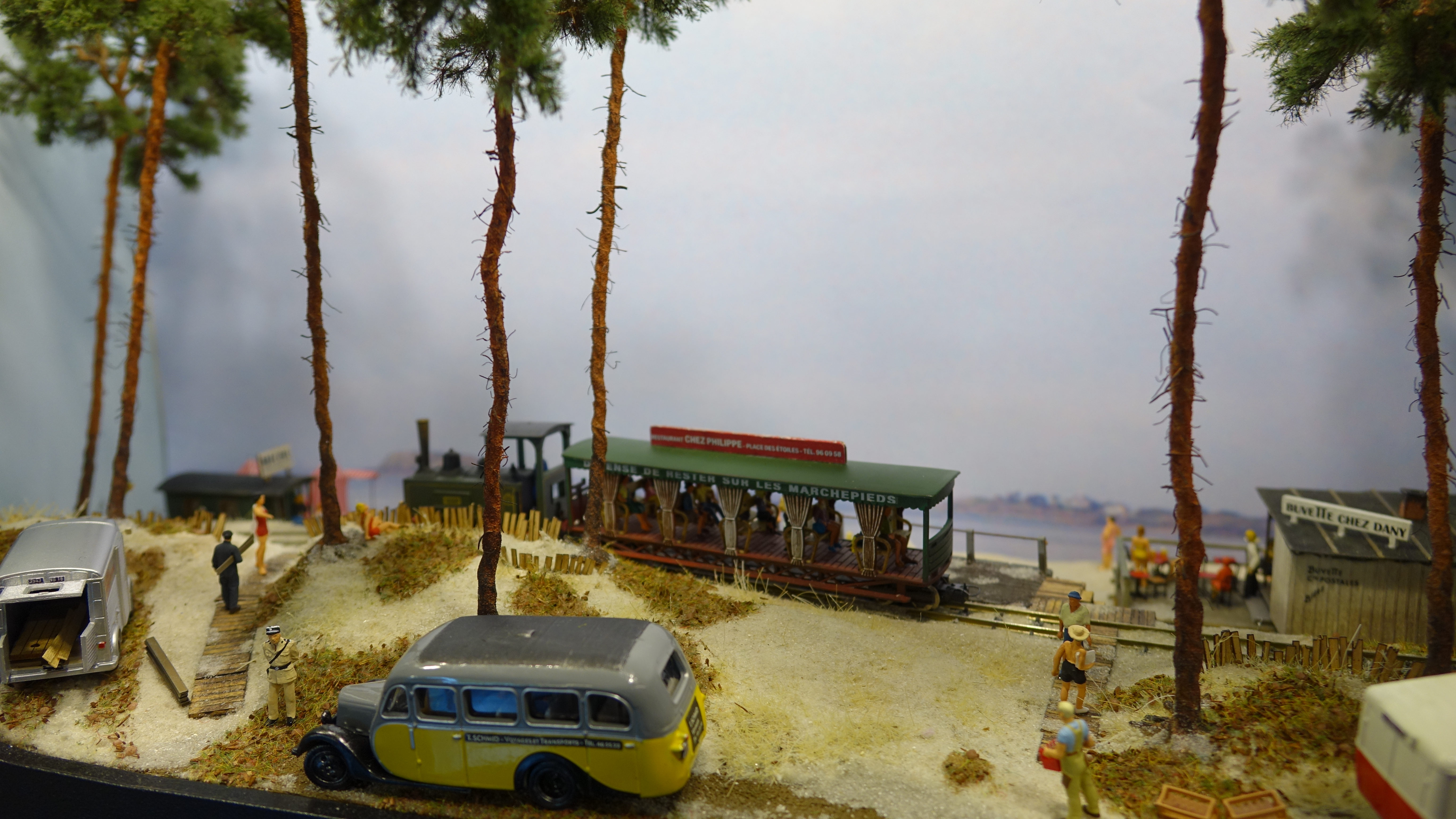 Gare miniature détaillée avec locomotives et convois en circulation – © Chemins de fer du Kaeserberg