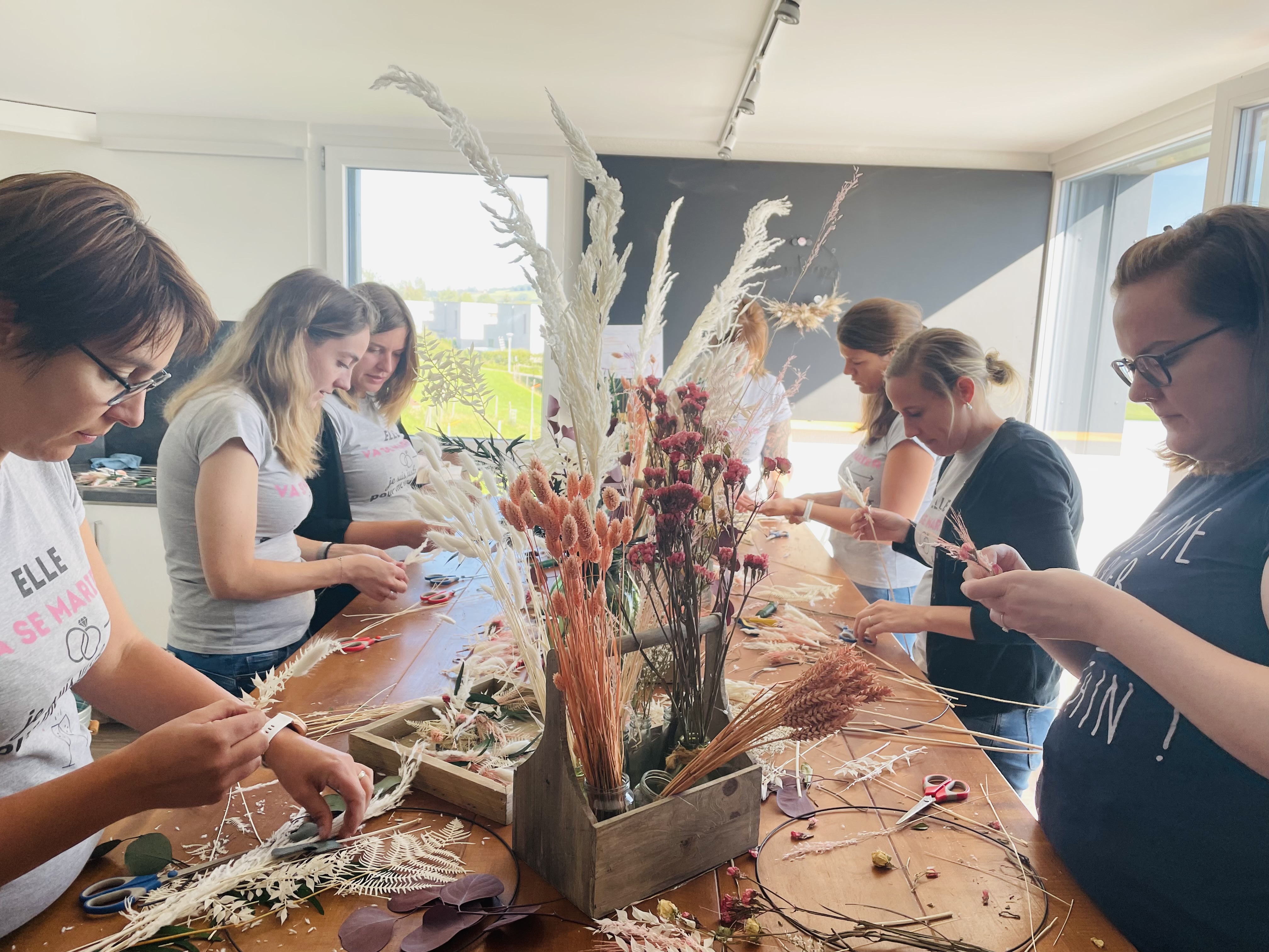 Céline Monnard réalisant une création artisanale dans son atelier à Bulle