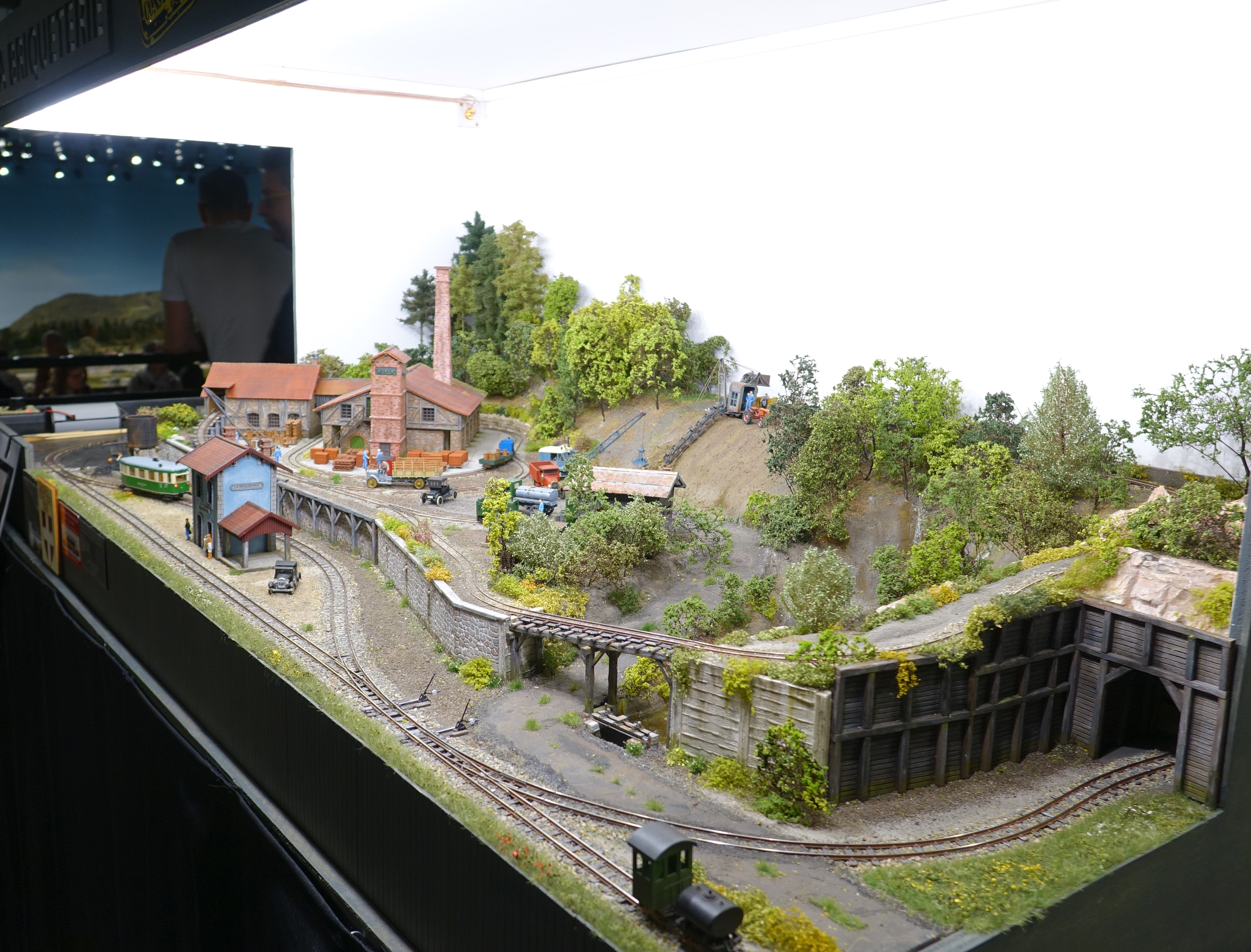 Poste de commande technique et régulation du réseau miniature – © Chemins de fer du Kaeserberg