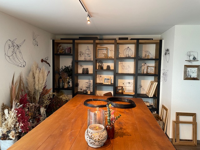 Atelier créatif de Céline Monnard avec couronnes de fleurs séchées et fil de fer à Bulle