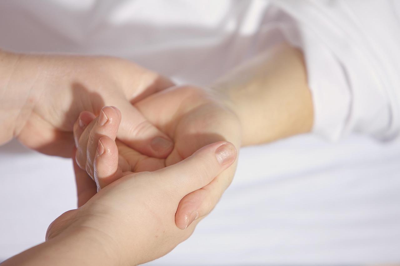 Acupressure et soins énergétiques adaptés aux tout-petits – © Naissentiel