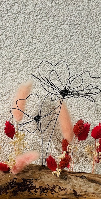 Création artisanale en fil de fer sculpté et fleurs séchées par un enfant à Bulle