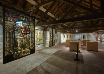 Exposition permanente des vitraux historiques sous la charpente des combles – © Vitromusée Romont